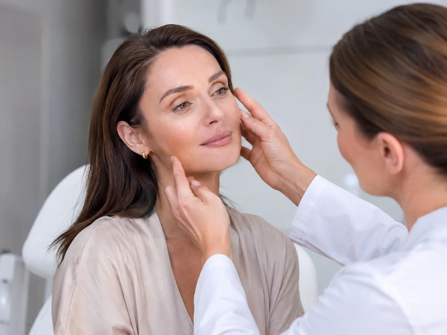 Consultation médicale avant injections d'acide hyaluronique anti-rides